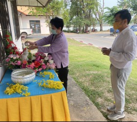 นางจิราพร เกษมทรัพย์ นายกอบต.รอบเมือง “ร่วมสืบสานวัฒนธรรมไทย สงกรานต์วิถีใหม่ รับผิดชอบต่อครอบครัวและสังคม” เนื่องในเทศกาลสงกรานต์วิถีใหม่ ปี 2565