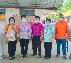 นางจิราพร  เกษมทรัพย์  นายกอบต.รอบเมือง  มอบถุงยังชีพให้กับผู้ได้รับผลกระทบจากโรคติดเชื้อไวรัสโคโรนา2019 Covid 19