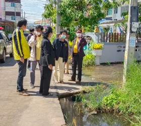 วันที่ 3 ตุลาคม 2565 นางจิราพร  เกษมทรัพย์  นายกอบต.รอบเมือง พร้อมด้วยคณะผู้บริหาร ข้าราชการ สำรวจพื้นที่น้ำท่วมขัง จากพายุโนรู ในตำบลรอบเมือง