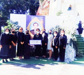 นางจิราพร เกษมทรัพย์ นายกอบต.รอบเมือง มอบเงินสงเคราะห์ สมาชิกกองทุนขยะสะสมเงินทอง  คุ้มครองสุขภาพ  อบต.รอบเมือง งานฌาปนกิจคุณพ่อวิทวัฒน์  วิชัยศร  12 ตุลาคม 2565