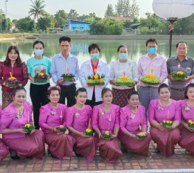 นางจิราพร เกษมทรัพย์ นายก อบต.รอบเมือง พร้อมด้วยคณะผู้บริหาร และหัวหน้าส่วนราชการ คณะเจ้าหน้าที่ อบต.รอบเมือง ร่วมกิจกรรมงานประเพณีลอยกระทงประจำปี 2565