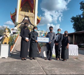 นายปริญญา วิเชียรโรจน์  เลขานุการนายกองค์การบริหารส่วนตำบลรอบเมือง  และนางสาวพัชริญา ตอเสนา หัวหน้าฝ่ายวิเคราะห์นโยบายและแผน เป็นตัวแทนมอบเงินฌาปนกิจศพ กองทุนขยะ สะสมเงินทอง คุ้มครองสุขภาพ