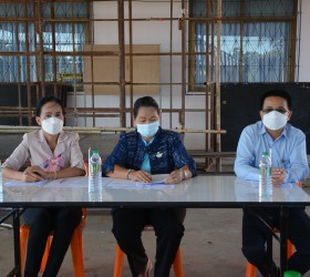 นางอุไรพร ขมิ้นทอง รองนายกอบต.รอบเมือง นางกิตติมา แก้วกิตติ รองปลัด อบต.รอบเมือง นายวัชระ สมบัติดี ผู้อำนวยการกองการศึกษา ดำเนินการประชุมการจัดงานส่งเสริมพัฒนาการเด็กและการจัดอบรมปฏิบัติธรรมกรรมฐาน 7 ธ.ค. พ.ศ.2565