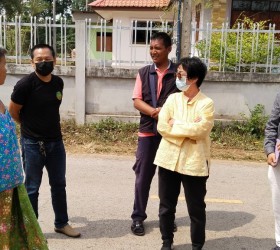 นางจิราพร เกษมทรัพย์ นายกอบต.รอบเมือง  ลงพื้นที่ร่วมกับ เจ้าหน้าที่สำนักงานทรัพยากรธรรมชาติ และสิ่งแวดล้อม จ.ร้อยเอ็ด ให้คำแนะนำประชาชนเรื่องการตัดต้นยางนาที่ติดพื้นที่ส่วนบุคคลกับถนนสาธารณะ วันที่ 14 กุมภาพันธ์ พ.ศ. 2566