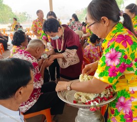 วันที่ 13 เมษายน พ.ศ. 2566 เวลา 07.30 น. องค์การบริหารส่วนตำบลรอบเมือง จัดโครงการประเพณีวันสงกรานต์ วันครอบครัว และวันผู้สูงอายุ โดยนางจิราพร เกษมทรัพย์ นายกองค์การบริหารส่วนตำบลรอบเมือง ให้เกียรติเป็นประธานเปิดโครงการฯ เพื่อสืบสานประเพณีวัฒนธรรม