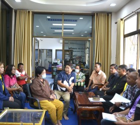 นางจิราพร เกษมทรัพย์ นายกอบต.รอบเมือง นายปริญญา วิเชียรโรจน์ เลขานุการนายกอบต.รอบเมือง เข้าร่วมประชุมกับคณะผู้ใหญ่บ้านตำบลรอบเมือง 