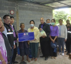 นางจิราพร เกษมทรัพย์ นายกอบต.รอบเมือง มอบบ้านและกายอุปกรณ์รถเข็น  (แบบโยก)  และไม้เท้าขาว  ให้กับผู้สูงอายุและผู้พิการตำบลรอบเมือง 