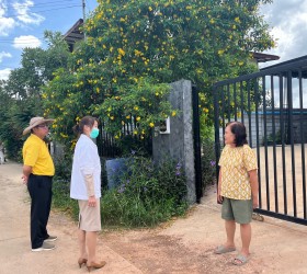 นางสาวจุฑาพร เกษมทรัพย์ รองนายก อบต.รอบเมือง ลงพื้นที่ร่วมกับทีมงานกองช่าง ตรวจสอบพื้นที่ในเบื้องต้นเพื่อแก้ไขปัญหาน้ำท่วมจากชาวบ้านหมู่ที่ 7 และ หมู่ที่ 19 ต.รอบเมือง อ.เมือง จ.ร้อยเอ็ด
