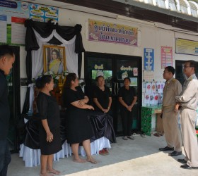 นายวีระ มาศเกษม นายกองค์การบริหารส่วนตำบลรอบเมือง พร้อมด้วย นายฉัตรชัย จัตุโพธิ์ รองนายกองค์การบริหารส่วนตำบลรอบเมือง ตรวจเยี่ยมการดำเนินงานของศูนย์พัฒนาเด็กเล็กบ้านแก่นทราย หมู่ที่ 14 ตำบลรอบเมือง อำเภอเมือง จังหวัดร้อยเอ็ด 