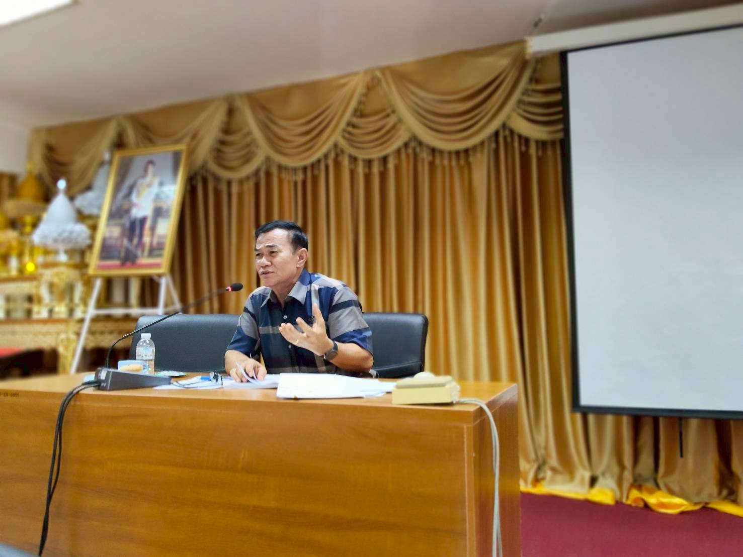 นายวีระ มาศเกษม นายกองค์การบริหารส่วนตำบลรอบเมือง ประชุมคณะกรรมการกองทุนหลักประกันสุขภาพองค์การบริหารส่วนตำบลรอบเมือง ครั้งที่ 2/2569