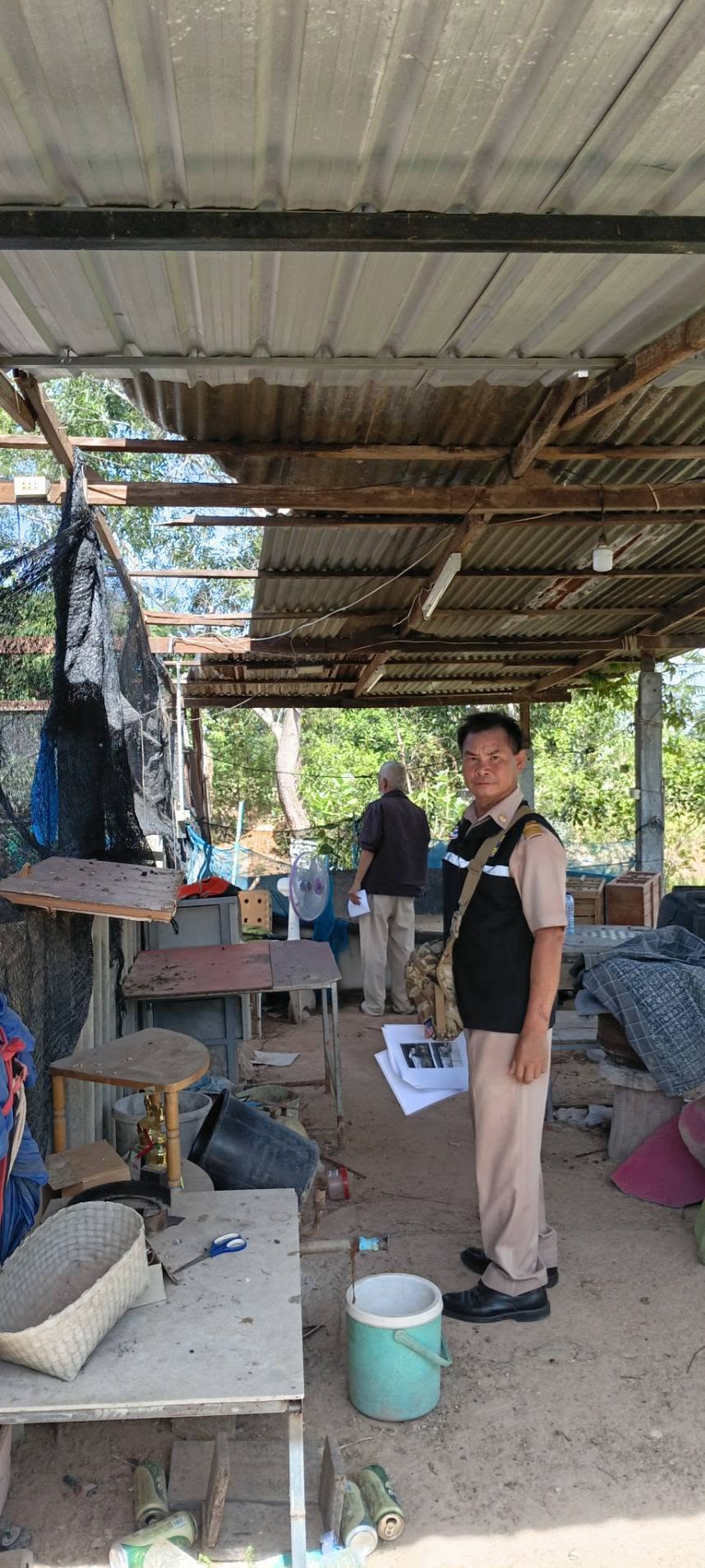 จ่าเอกธนา นามปัญญา หัวหน้าฝ่ายป้องกันและบรรเทาสาธารณภัย นำทีมเจ้าหน้าที่ฝ่ายป้องกันและบรรเทาสาธารณภัย ร่วมกับกองช่าง ลงพื้นที่เร่งสำรวจความเสียหายหลังเกิดเหตุวาตภัยในพื้นที่ตำบลรอบเมือง