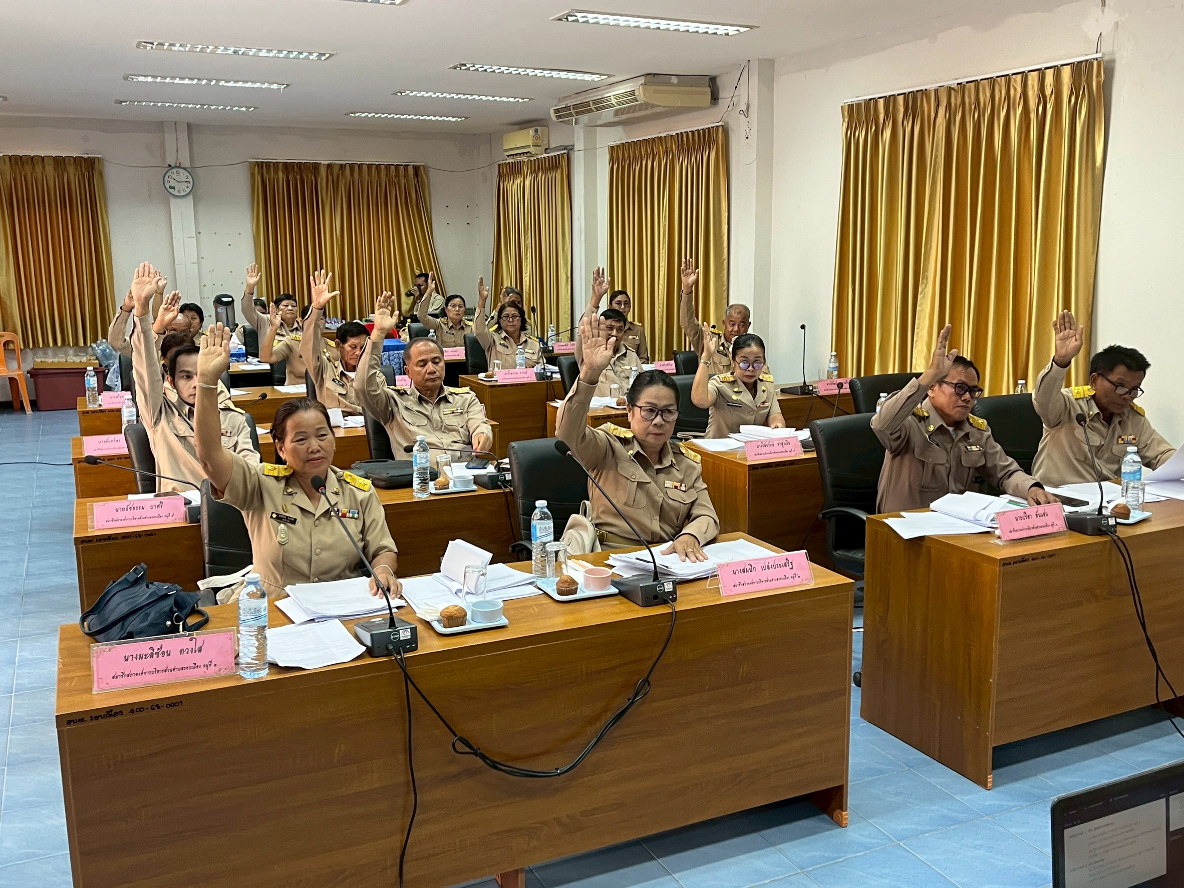 การประชุมสภาองค์การบริหารส่วนตำบลรอบเมือง สมัยวิสามัญ สมัยที่ 1 ครั้งที่ 1 ประจำปี พ.ศ. 2569 ณ ห้องประชุมสภาองค์การบริหารส่วนตำบลรอบเมือง อำเภอเมือง จังหวัดร้อยเอ็ด
