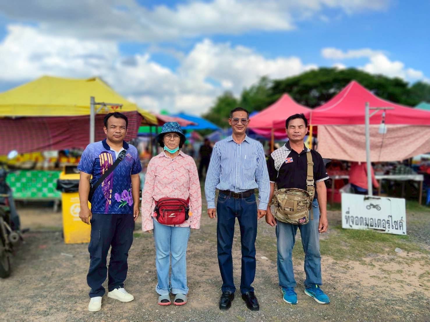 เจ้าหน้าที่ฝ่ายนโยบายและแผนงานเทศกิจ เพื่อดำเนินการสำรวจข้อมูลและให้คำปรึกษาเกี่ยวกับการขออนุญาตจดทะเบียนพาณิชย์ หมู่ที่ 10 และออกตรวจสถานจำหน่ายสินค้าและบริการในพื้นที่ หมู่ที่ 12