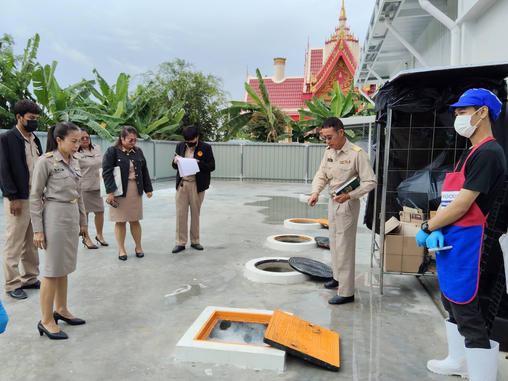 นายวินัย นาสูงชน ปลัดองค์การบริหารส่วนตำบลรอบเมือง ออกตรวจสถานประกอบการ เพื่อขอต่อใบอนุญาตสถานประกอบกิจการที่เป็นอันตรายต่อสุภาพ หมู่ที่ 12 หมู่ที่ 8 และหมู่ที่ 9