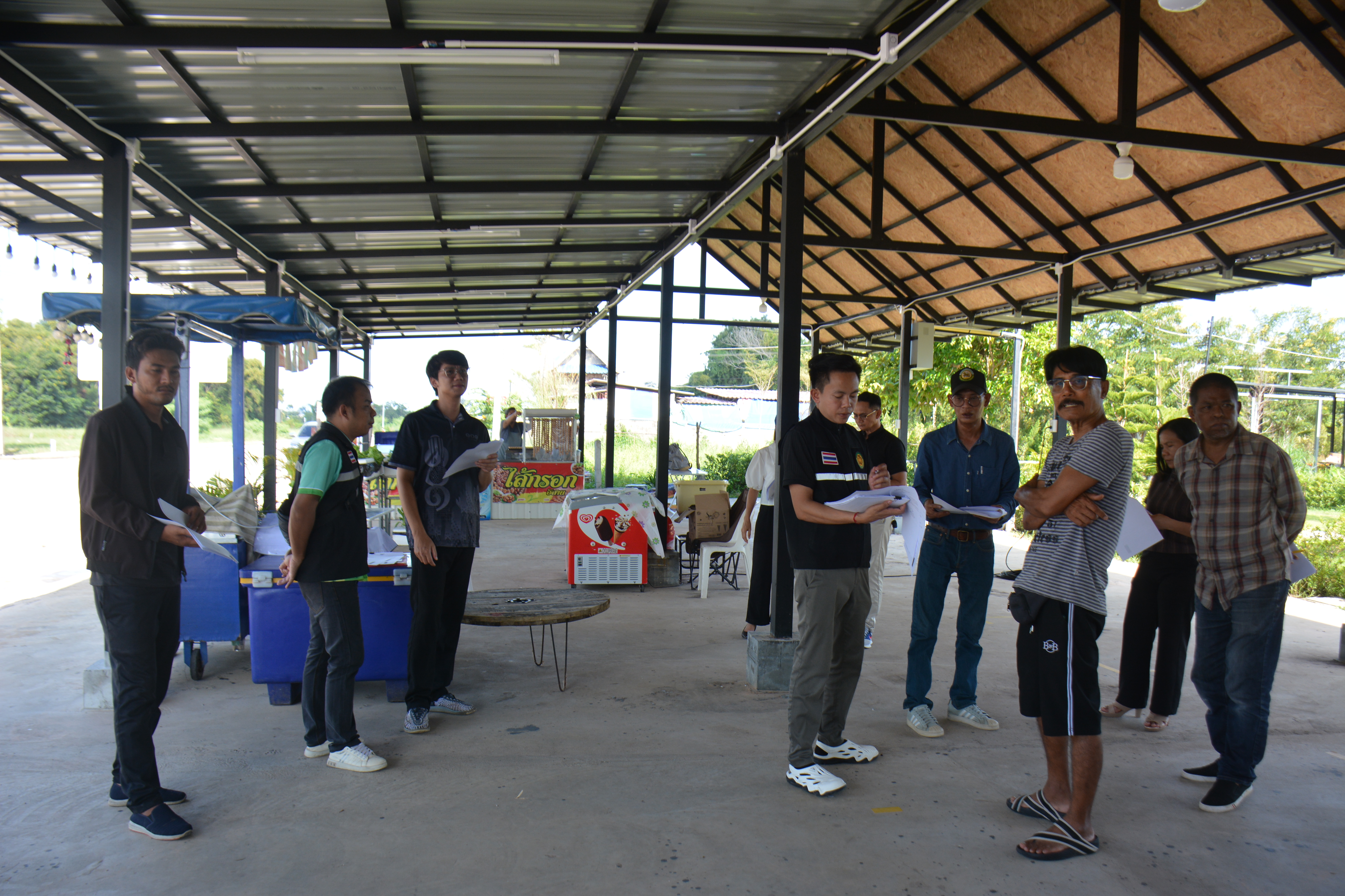 อบต.รอบเมือง ลงพื้นที่ตรวจประเมินสุขลักษณะตลาดสดประเภทที่ 2 เเพื่อยกระดับมาตรฐานความปลอดภัยด้านอาหารและสุขอนามัยของประชาชน วันที่ 25 กันยายน 2569 เวลาประมาณ 15.00 น. องค์การบริหารส่วนตำบลรอบเมือง โดยนางสุกัลยา โกพล ตำแหน่ง รองปลัดอบต.รอบเมือง นายภัทรชัย มาสเหียร ตำแหน่ง รองปลัด อบต.รอบเมือง ได้รับมอ