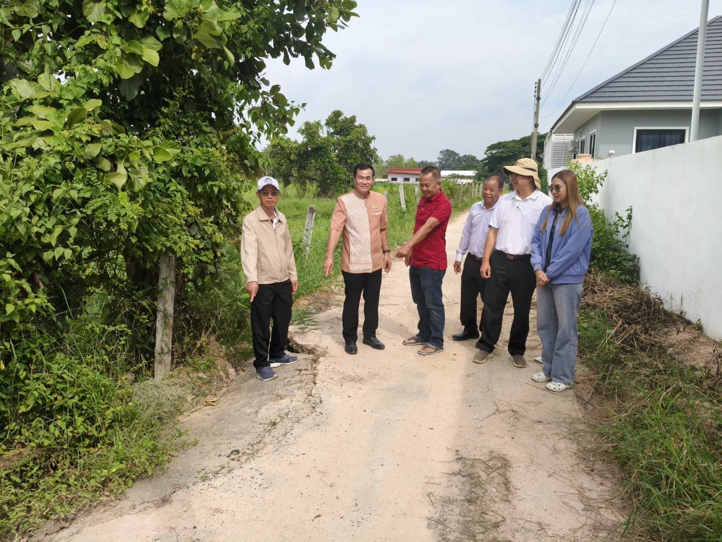 คณะผู้บริหาร หัวหน้าส่วนราชการ ลงพื้นที่ตรวจสอบข้อร้องเรียน/ร้องทุกข์กรณีเหตุถนนชำรุดเสียหาย เพื่อประเมินความเสียหายและวางแผนซ่อมแซม