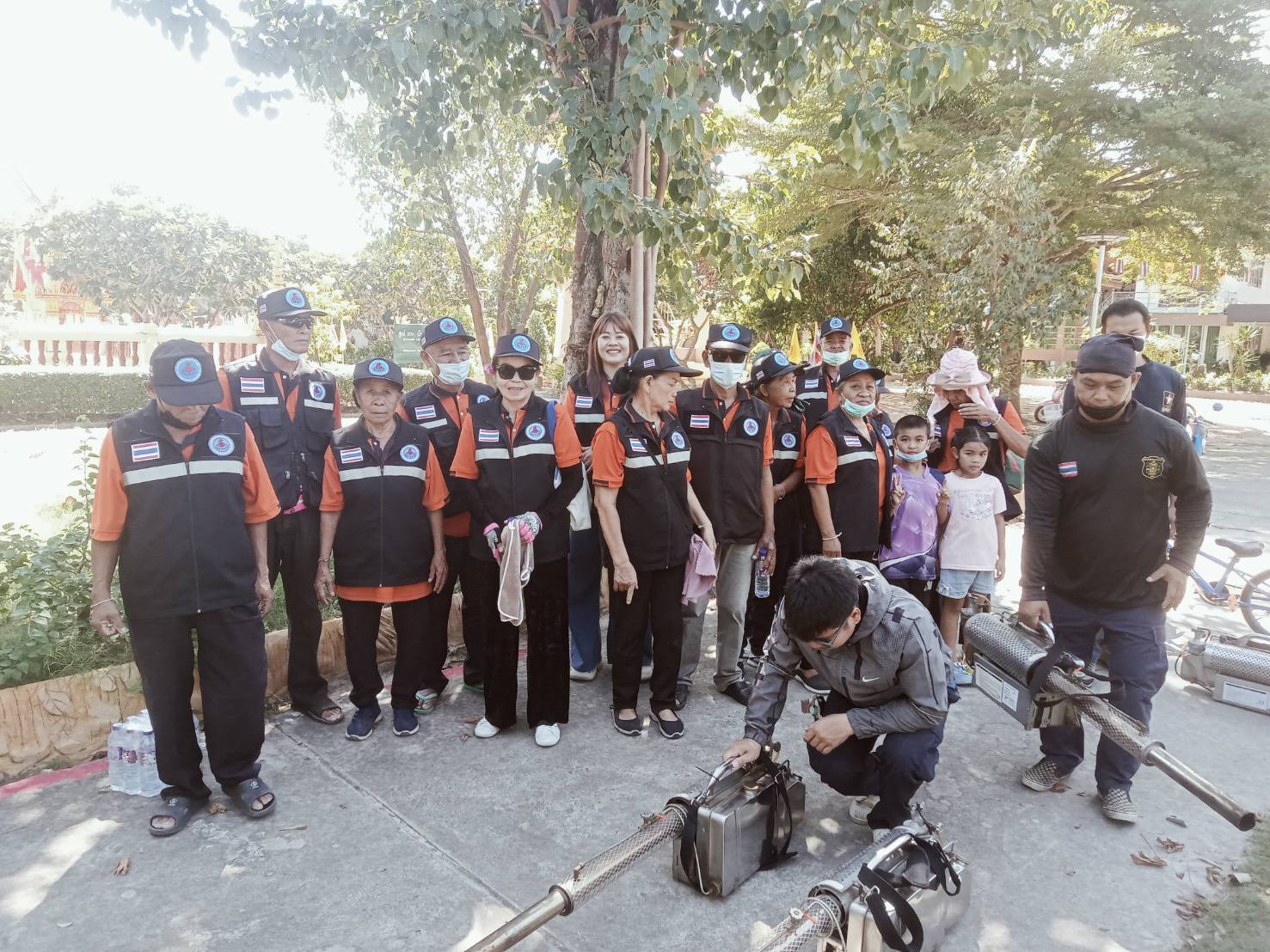 อบต.รอบเมือง ลงพื้นที่พ่นยากันยุง หมู่ 5, 8, 10 และ 13 เดินหน้าป้องกันและควบคุมโรคไข้เลือดออกเพื่อสุขอนามัยของประชาชน วันที่ 29 ตุลาคม พ.ศ. 2569 เวลาประมาณ 09.00 น. ตามนโยบายด้านสุขอนามัยและการส่งเสริมคุณภาพชีวิตของประชาชน โดยการสั่งการของ นายวีระ มาศเกษม นายกองค์การบริหารส่วนตำบลรอบเมือง และ นายวิน